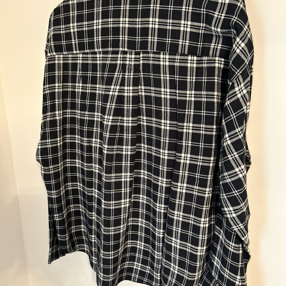 Levi's Women’s Relaxed Fit Black And White Flannel Button Down Size M - Picture 6 of 7